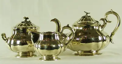 Серебряный чайный сервиз из трех предметов