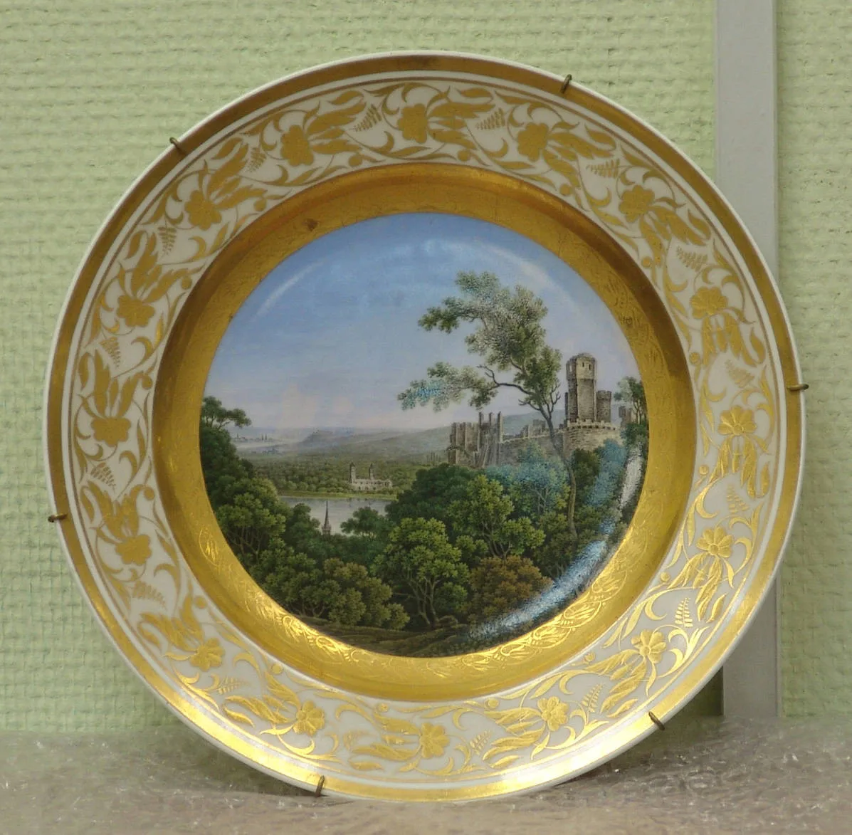 Тарелка декоративная - "Замок на реке Рейн". 1840-1850-ые годы.