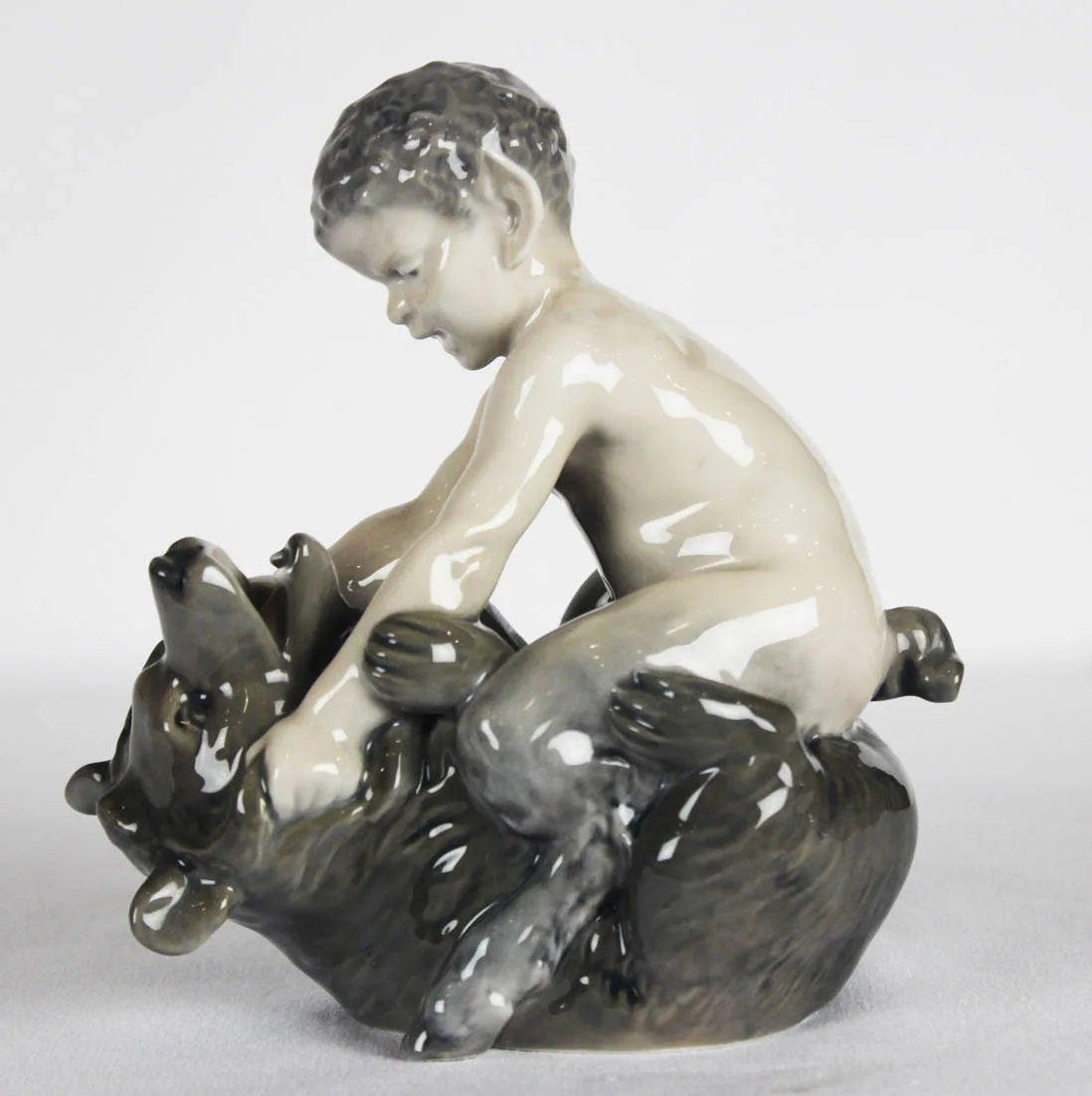 Статуэтка "Фавн, борющийся с медвежонком" (Фавн с медведем) 1968г.