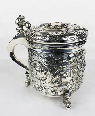 Пивная кружка с пышным растительным декором