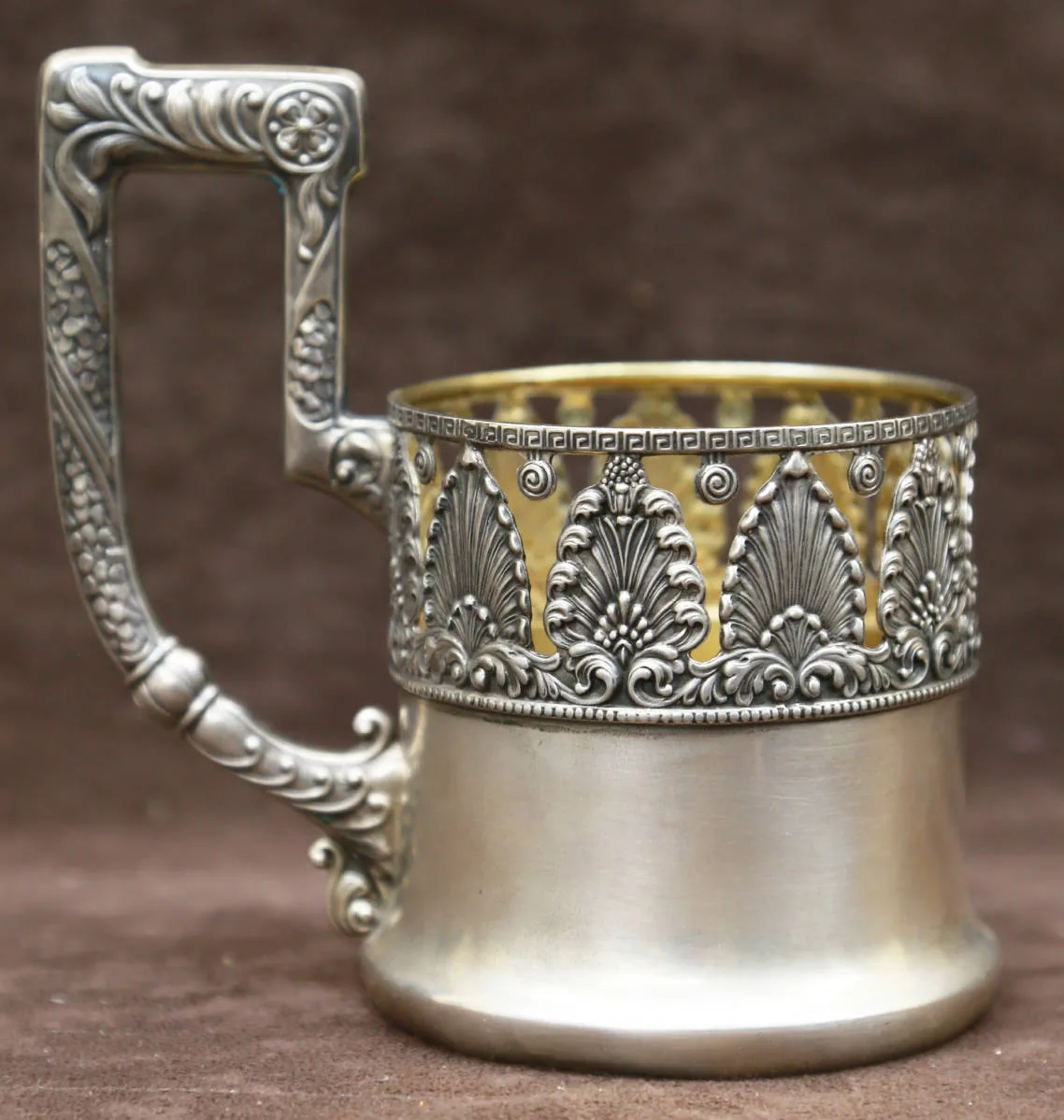 Подстаканник, украшенный меандром и пальметтами 1908-1917гг