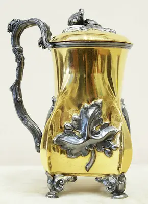 Серебряная пивная кружка с крышкой, украшенная листьями винограда