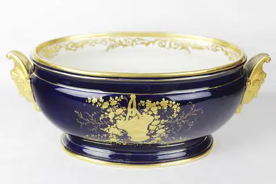 Старинная жардиньерка, украшенная росписью «bleu de Roi»