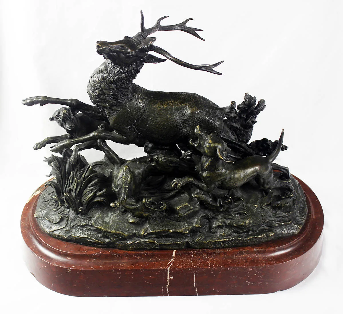 Большая бронзовая скульптура "Олень, атакованный тремя собаками" 1880-е годы