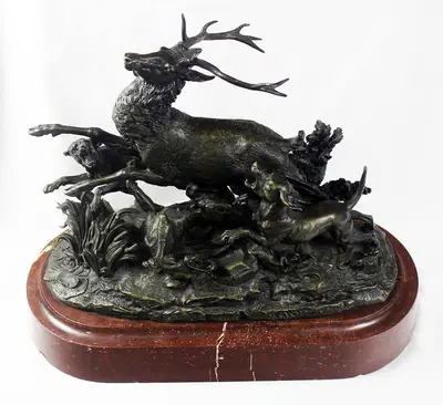 Большая бронзовая скульптура "Олень, атакованный тремя собаками" 1880-е годы