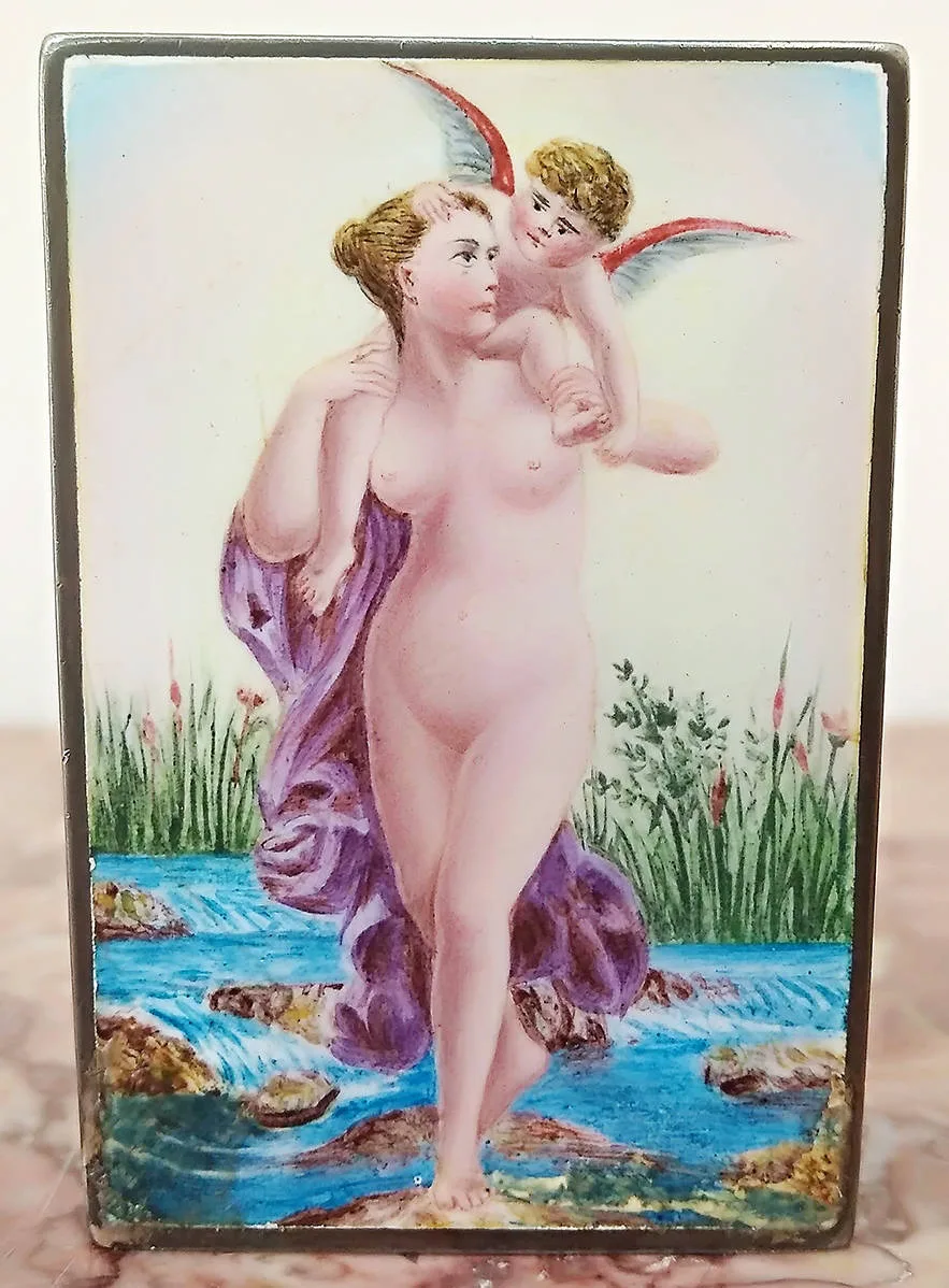 Старинный серебряный спичечный коробок "Венера и Амур"