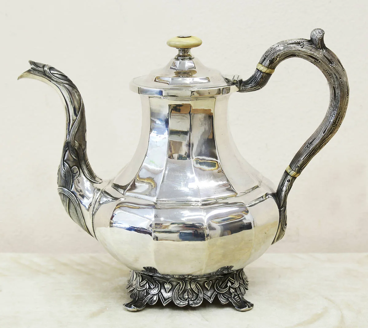 Старинный серебряный кофейник в стиле историзм