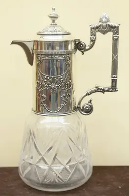 Старинный кувшин, украшенный картушами и гирляндами