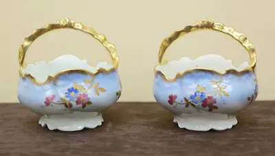 Парные конфетницы в виде корзин с цветочным рисунком