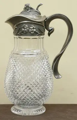 Старинный кувшин для вина в стиле модерн