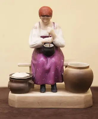 Статуэтка "Крестьянка, сбивающая масло"
