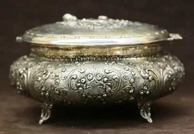 Серебряная шкатулка с изображением путти